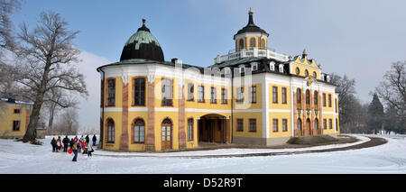I turisti check out Palazzo Belvedere vicino a Weimar, Germania, 09 marzo 2010. Il meteo in Turingia resterà freddo e inverno-simili. Foto: Martin Schutt Foto Stock