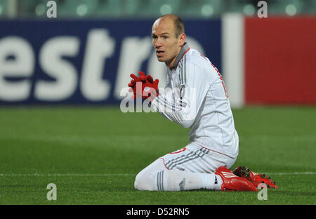 Del Bayern Monaco Arjen Robben si siede sul passo durante la Champions League round dello scorso 16 seconda gamba match tra lato italiano AC Fiorentina e la Bundesliga tedesca club FC Bayern Monaco di Baviera a Artemio Franchi stadium di Firenze, Italia, 09 marzo 2010. Dopo un 2-1 vittoria per il Bayern Monaco di Baviera nella prima gamba corrispondono, Firenze ha sconfitto il Bayern Monaco 3-2. Il Bayern Monaco si sposta al quart Foto Stock