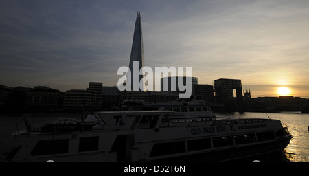 La Shard visualizzate sul Fiume Tamigi al tramonto Londra Inghilterra Foto Stock