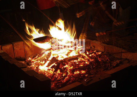 Berlino, Germania, i visitatori con il pane sul fuoco Martin Martin Luther Memorial Church Foto Stock