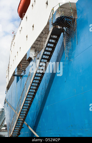 La scaletta di ormeggio al di sotto di nave pier Foto Stock