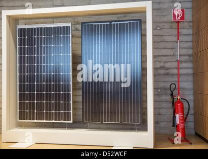 Un estintore a stare accanto a due pannelli solari a Bosch in solare Arnstedt, Germania, 22 marzo 2013. Azienda di tecnologia Bosch ha annunciato il loro ritiro dal business solare lo stesso giorno. Produzione di celle solari si arresta all'inizio pf 2014, come pure tutti e attività di sviluppo e distribuzione. Foto: MICHAEL REICHEL Foto Stock