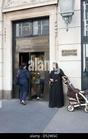 La città di New York, Stati Uniti d'America, una donna con un bambino carrello nella parte anteriore del department store Bergdorf Goodman Foto Stock