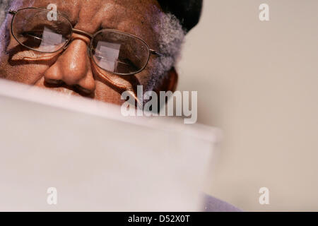 Apr 26, 2006; New York, NY, STATI UNITI D'AMERICA; lo scrittore Chinua Achebe partecipa al PEN World Voices Festival della letteratura internazionale. Credito: Foto di Beowulf Sheehan/PEN American Center/ZUMA premere. (©) copyright 2006 di Beowulf Sheehan/PEN American Center Foto Stock