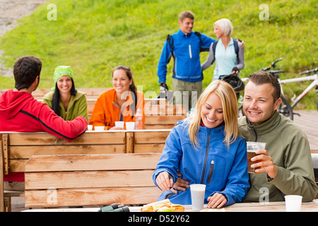 Gente allegra godendo di primavera weekend in zona di riposo a bere birra Foto Stock