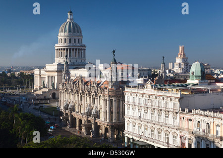 Cuba, La Habana, elevati vista città verso il Capitolio Nacional, mattina con El Teatro de La Habana Theatre, mattina Foto Stock