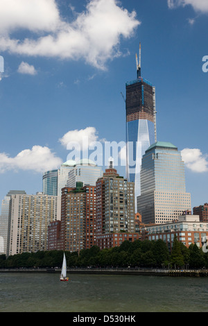 Il commercio mondiale di un edificio o Freedom Tower in costruzione e visto da una barca sul fiume Est Foto Stock