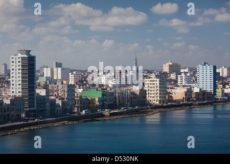 Cuba, La Habana, vista in elevazione del Malecon dal Castillo de los Tres Santos Reys del Morro fortezza Foto Stock