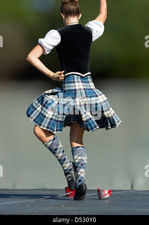 Ballerino scozzese di eseguire la spada delle Highland Dance Foto Stock