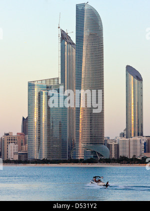 Alti edifici moderni a la corniche di Abu Dhabi, Emirati Arabi Uniti Foto Stock
