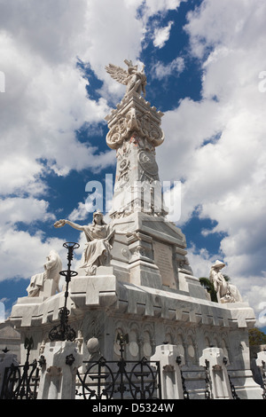 Cuba, La Habana, Vedado, necropoli Cristobal Colon cimitero, monumento ai vigili del fuoco Foto Stock