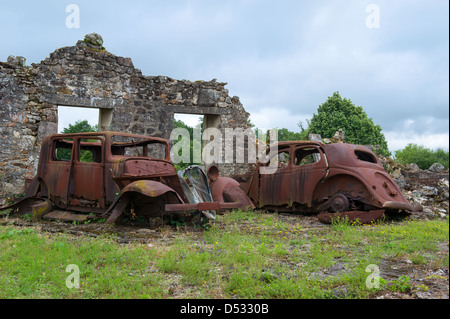 Distrutte auto in Oradour sur Glane in francese Limousin Foto Stock