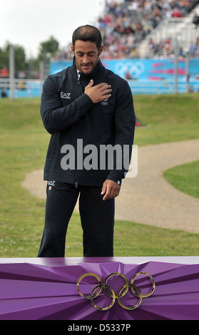 Daniele Molmenti (ITA) mette la mano sul suo petto come egli va sul podio per ottenere la sua medaglia d'oro. Il Kayak K1 Uomini Foto Stock