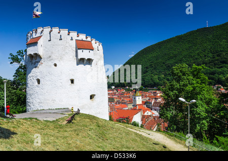 Torre Bianca bastione fu eretto nella forma semicircolare in epoca medievale per proteggere la fortezza di Brasov. Transilvania, Romania Foto Stock