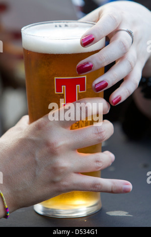 Persone bere pinte di birra più grandi. Foto Stock