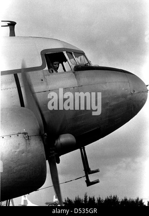 Miami-Dade Junior College studente pilota di formazione in un DC-3 presso la scuola di aviazione Foto Stock