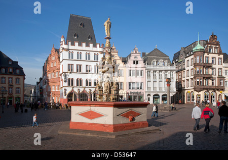 Trier, Germania, il principale mercato di Treviri con Petrusbrunnen e Steipe Foto Stock