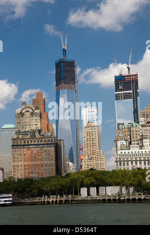 Il commercio mondiale di un edificio o Freedom Tower in costruzione e visto da una barca sul fiume Est Foto Stock