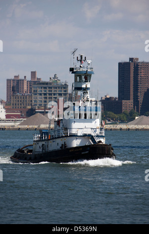 Rimorchiatore pilota sull'East River in New York Foto Stock