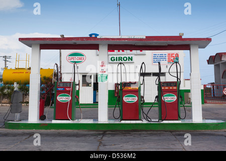 Cuba, provincia di Matanzas, Playa Giron, Servi-Cupet cubano stazione di riempimento Foto Stock