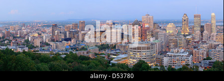 Montreal al crepuscolo panorama con grattacieli urbani visto dal Mont Royal Foto Stock