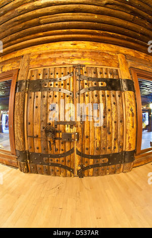 Elaborare porte in legno vecchio fedeli inn, il parco nazionale di Yellowstone, Wyoming us Foto Stock