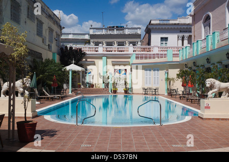 Cuba, Cienfuegos province, Cienfuegos, Hotel la Union, piscina Foto Stock