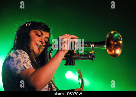 Barcellona, Spagna - 23 APR: Angus e Julia Stone band si esibisce in un bikini il 23 aprile 2011 a Barcellona, Spagna. Foto Stock