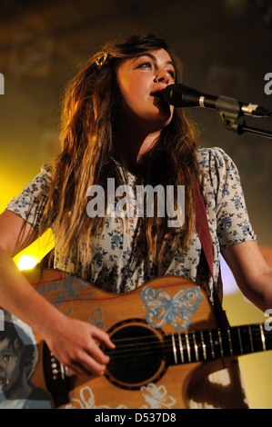 Barcellona, Spagna - 23 APR: Angus e Julia Stone band si esibisce in un bikini il 23 aprile 2011 a Barcellona, Spagna. Foto Stock