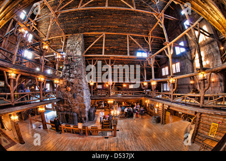 La lobby e balconi in Old Faithful Inn nel parco nazionale di Yellowstone, Wyoming us Foto Stock