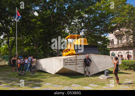 Cuba, Santa Clara provincia, Santa Clara, Monumento a la Toma del Tren Blindado. Bulldozer Caterpillar usato in attacco. Foto Stock
