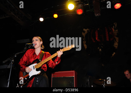 Barcellona, Spagna - sett 16: Anna Calvi band suona al KGB il 16 settembre 2011 a Barcellona, Spagna. Foto Stock