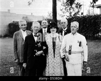 Reduci da lati contrapposti riuniti insieme al Regno dei veterani confederati reunion Marianna, Florida Foto Stock