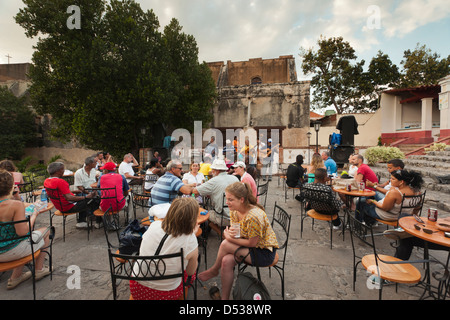 Cuba, Sancti Spiritus Provincia, Trinidad, Casa de la Musica all'aperto, bar e caffetteria. Foto Stock