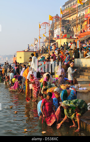 Pellegrini la balneazione nel fiume Gange a Varanasi, Foto Stock