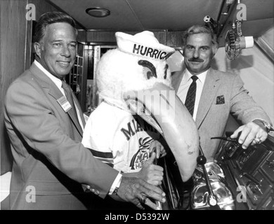 L'allenatore di calcio della University of Miami Howard Schnellenberger, a destra, in posa con Don Works e la mascotte della scuola per il ritratto di gruppo: Fort Lauderdale, Florida Foto Stock