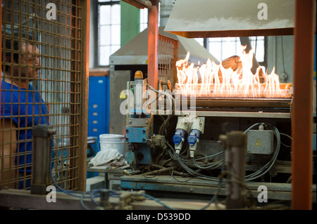 Berlino, Germania, dipendente controlla il processo di colata di piombo elettrodi di griglia Foto Stock