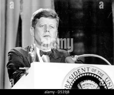 Il presidente John F. Kennedy tiene un discorso a Miami, Florida. L'immagine cattura un momento cruciale nella storia degli Stati Uniti durante la visita di Kennedy in Florida. Foto Stock