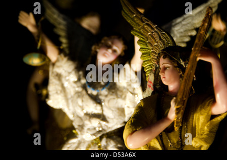 Due angeli di cera in un presepe di cantare e suonare l'arpa. Dalla mostra "Nacimiento Las Palomas' a San Pablo, Oaxaca. Foto Stock