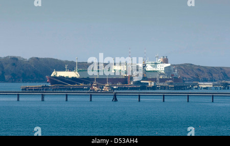 L'Al Mafyar LNG carrier liquido di scarico gas a sud il gancio terminale GNL in Milford Haven Porto di South West Wales, Regno Unito. Foto Stock