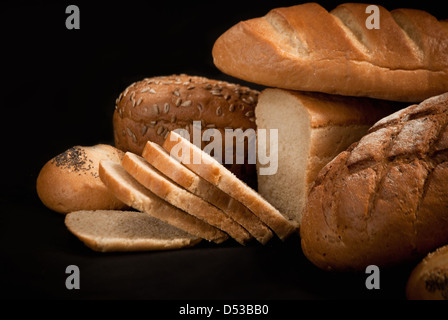 Loave di pane, cereali su sfondo bianco Foto Stock