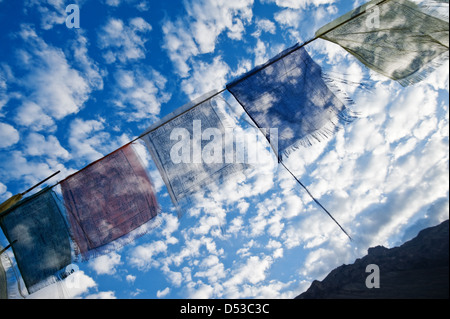 Bandiera tibetana con mantra su sfondo cielo Foto Stock