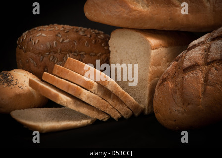 Tagliare Loave del pane a bordo Foto Stock