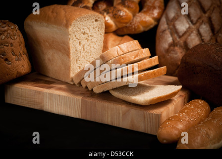 Tagliare Loave del pane a bordo Foto Stock