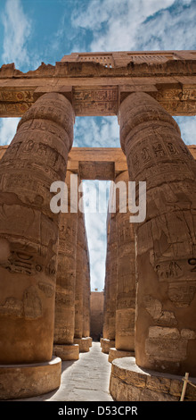 Dettaglio delle colonne all'interno del tempio di Karnak, Egitto. Foto Stock