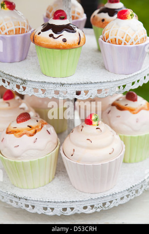 Tortini di ceramica su un supporto Foto Stock