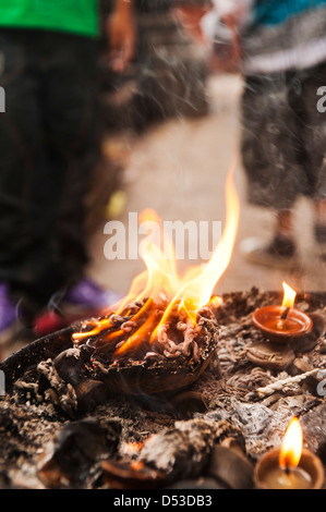 Lampade a olio brucia in un tempio, Swayambhunath, Kathmandu, Nepal Foto Stock
