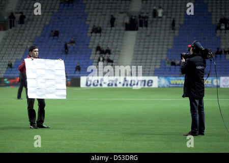 Astana in Kazakhstan. Il 22 marzo 2013. Il bilanciamento del bianco del Kazakistan sulla televisione durante la Coppa del Mondo FIFA 2014 qualifica gruppo C partita di calcio tra il Kazakistan e la Germania a Astana Arena di Astana, Kazakistan, 22 marzo 2013. Foto: Fredrik von Erichsen/dpa/Alamy Live News Foto Stock