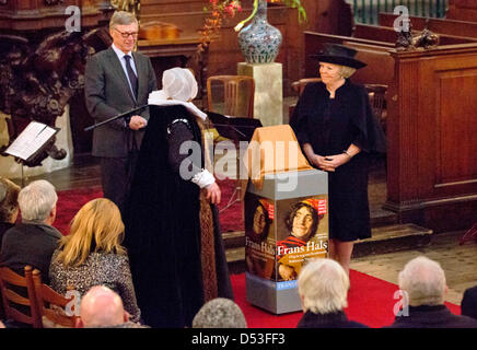 Haarlem, Paesi Bassi. Il 22 marzo 2013. La regina Beatrice dei Paesi Bassi (R) assiste la apertura del giubileo in esposizione il Frans Hals Museum di Haarlem, Paesi Bassi, 22 marzo 2013. La mostra segna il centenario di Frans Hals Museum. Foto: Albert Philip van der Werf /RPE/PAESI BASSI FUORI Foto Stock