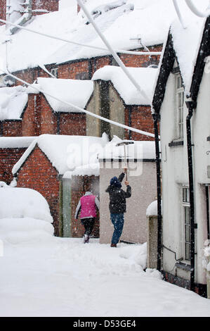 Llangollen, UK. Il 23 marzo 2013. La neve è stata la caduta di tutta la notte e la città è tagliata fuori dalla strada fatta eccezione per i veicoli a trazione integrale. Vi è stato un guasto di alimentazione nelle prime ore e tutta la città è senza elettricità. Antenne per telefonia mobile sono anche fuori dell'azione, le persone utilizzano il BT scatole di chiamata. Circa la metà di un metro di neve è scesa dall'inizio il venerdì mattina. Photo credit: Graham M. Lawrence. Alamy Live News. Foto Stock